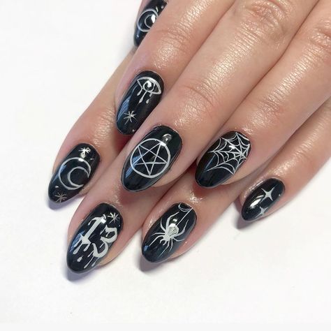 Pentagram Nails, Web Nail Art, Black And White Nail Art, Horror Nails, Halloween Spiders, Spiders Web, Minimal Nails Art, Witches Halloween, Night Stars