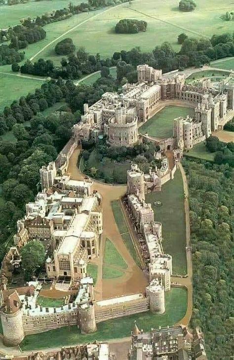 Castle Courtyard, English Castles, Castles In England, European Castles, Royal Castles, Chateau France, Amazing Buildings, Fantasy Castle, Windsor Castle