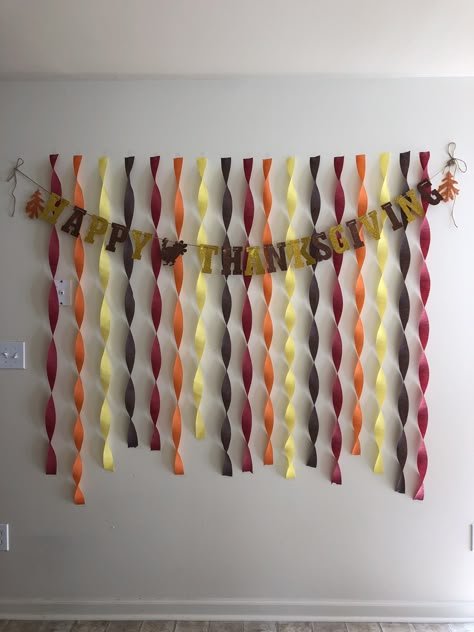 Creative, DIY, photo backdrop wall for Thanksgiving using streamers Photo Backdrop Wall, Streamers Backdrop, Thanksgiving Table Settings Diy, Thanksgiving Dinner Decor, Diy Streamers, Thanksgiving Party Decor, Friendsgiving Decorations, Thanksgiving Party Decorations, Thanksgiving Background