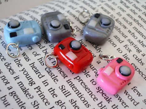 Camera Keychain, Clay Keychain, Handmade Paper Crafts, Cute Clay, Clay Art Projects, Fimo Clay, My Desk, Porcelain Clay, Diy Clay Crafts