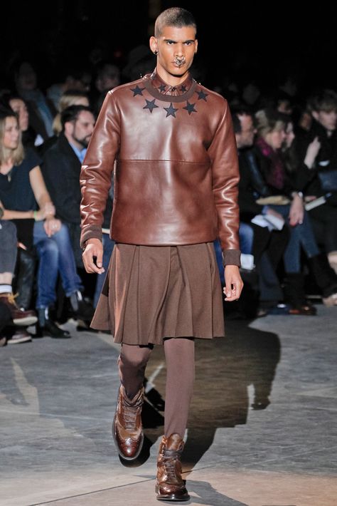 givenchy jupe homme kaki Givenchy Menswear, Style Androgyne, Braided T Shirts, Guys In Skirts, Ricardo Tisci, Men Wearing Skirts, Givenchy Man, Men In Kilts, Mens Fashion Blog