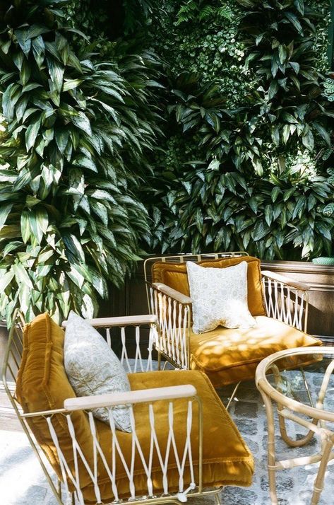 Diy Patio Ideas, Garden Furniture Design, Velvet Furniture, Tranquil Retreat, Cozy Seating, Apartment Patio, Patio Furniture Cushions, Patio Diy, Diy Garden Furniture