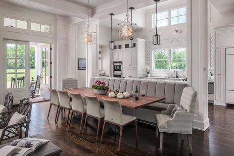 House Tour: An absolutely gorgeous transitional farmhouse in Tennessee #dining #banquette #kitchen Banquette Seating In Small Kitchen, Small Kitchen Large Family, Seating In Kitchen, Kitchen Booths, Banquette Dining, Transitional Farmhouse, Small Kitchen Tables, Colonial Style Homes, Casa Country