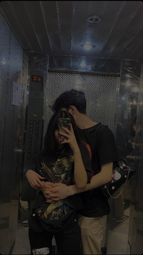 Lift Selfie Couple, Cute Couple Mirror Selfie Aesthetic, Aesthetic Couple Pics Mirror, Couples Photoshoot Poses Mirror, Mirror Selfie Aesthetic With Boyfriend, Couples Photoshoot Mirror, Couple Photo Mirror Pic, Poses To Do With Your Girlfriend, Cute Relationship Photos Mirror