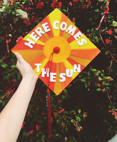 Retro Graduation Cap, Graduation Cap Designs 70s, Graduation Hats Decorated High School, Magic School Bus Graduation Cap, Graduation Cap Designs Orange, Graduation Cap Designs Painted, Dr Seuss Graduation Cap, Sun Graduation Cap, Hawaii Graduation Cap