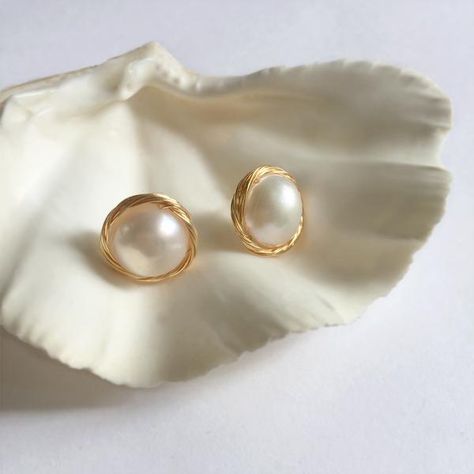 Stud Gold Earrings, Collar Kurti, Baroque Pearls Jewelry, Fancy Blouse, Simple Pearl, Hammered Hoop Earrings, Baroque Pearl Earrings, Tiny Stud Earrings, Gold Earrings Designs