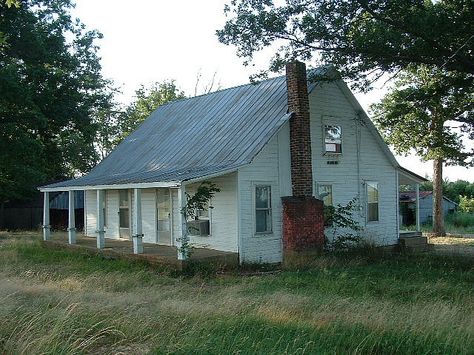 The Old Southern Style House by terrfisherman,~~ I just need new construction to look just like this! Old One Story Farmhouse, Run Down Farmhouse, Georgia Homes Southern Style, 20s Farmhouse, Old Charm House, 1800s Farmhouse Floor Plans, Old Small Farmhouse, Small Old Farmhouse, Small Rural House