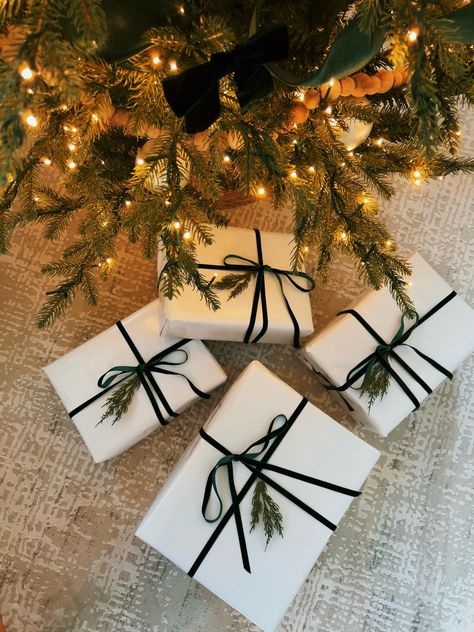 Plain Wrapping Paper Ideas, White Wrapping Paper Ideas, Black Wrapping Paper Christmas, White Christmas Wrapping Ideas, Cute Wrapping Ideas For Christmas, White Gift Wrapping Ideas, White Wrapping Paper Christmas, Christmas Wrapping Paper Ideas, White Christmas Wrapping Paper