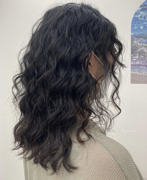 Medium Hair Digital Perm, Asian Perm Hair Medium, Permed Asian Hair, Korean Hairstyle Curly, Digital Perm Medium Hair Shoulder Length, Natural Wavy Hair With Layers, Butterfly Haircut Wavy Curly Hair, Short Curly Asian Hair, Big Perm Curls