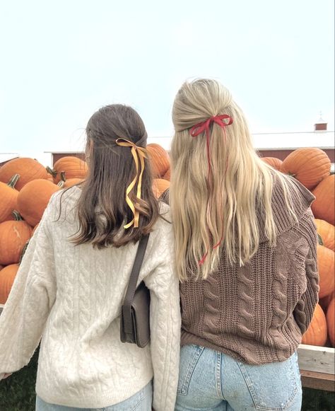 #fallaesthetic #autumn #cozy #october #gilmoregirls #starshollow #pumpkin #pumpkinspice #coffee #fallenleaves #fall Estilo Rory Gilmore, Pumpkin Patch Photoshoot, Pumpkin Patch Pictures, Gilmore Girls Seasons, Hidden Photos, Pumpkin Patch Outfit, Fall Inspo, Fall Photoshoot, Cozy Autumn