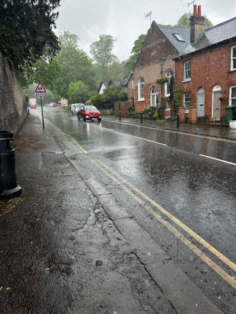 England Rain Aesthetic, British School Core, Rain England, Rainy Day Background, Rainy England, Uk Core, Berlin Syndrome, Uk Nostalgia, Uk Landmarks