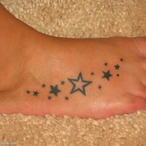 Ster Tattoo, Star Foot Tattoos, Moon Star Tattoo, Small Foot Tattoos, Small Star Tattoos, Stars Tattoo, Star Tattoo Designs, Foot Tattoos For Women, Tattoos Designs