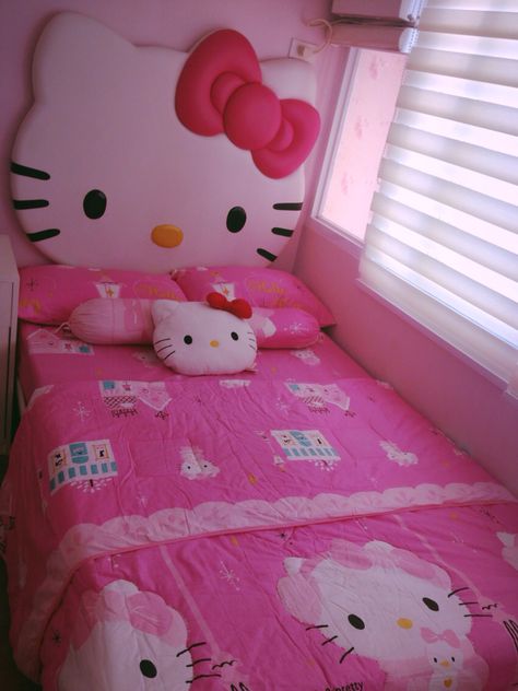 my hello kitty bed ❤️ Hello Kitty Bed Frame, Fotos Hello Kitty, Rooms Hello Kitty, Cama Da Hello Kitty, Bed Hello Kitty, Kitty Room, Hello Kitty Decorations, Hello Kitty Bedroom, Hello Kitty Bed