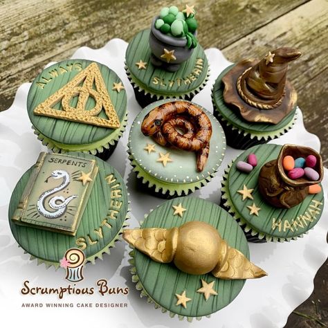 Harry Potter Cupcake Ideas, Harry Potter Birthday Slytherin, Slytherin Cupcakes, Harry Potter Cupcakes Ideas, Supernatural Cupcakes, Cupcakes Harry Potter, Harry Potter Sweets, Harry Potter Food Ideas, Harry Potter House Colors