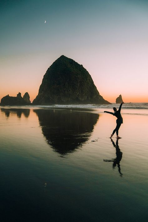 6 Surprising Bucket-List Beach Destinations in the U.S. Woman In Beach, Canon Beach Oregon, Oregon Pictures, Healthy Yoga, Canon Beach, Haystack Rock, Cute Beach Pictures, Self Love Self Care, Open University