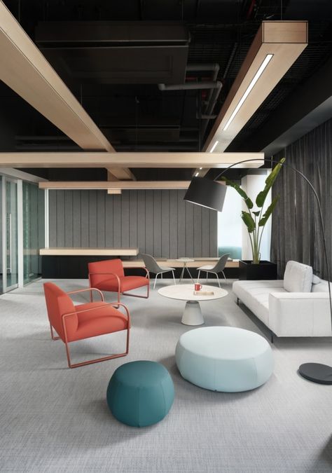 Nestlé R Coffe Corners, Office Lounge Seating, Happy Workplace, Minimalist Office Design, Waiting Room Furniture, Collaborative Office, Ocicat, Office Interior Design Modern, Modern Office Interiors