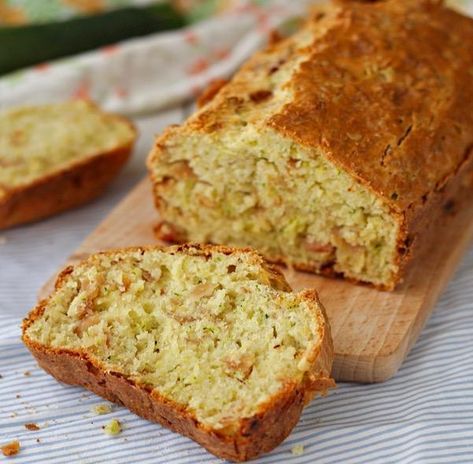 CAKE AUX COURGETTES ET AU THON - CULTURE CRUNCH Cake Courgette, Savory Breads, Savory Bread, Savory Tart, Bread Machine, Healthy Soup Recipes, Healthy Soup, Banana Bread, Soup Recipes