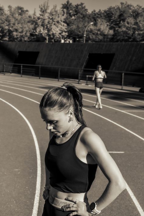 Athletic Girl Aesthetic, 6 Week Half Marathon Training, Run A Marathon, Field Athletes, Track Pictures, Running Photos, Half Marathon Training Plan, Interval Running, Tempo Run