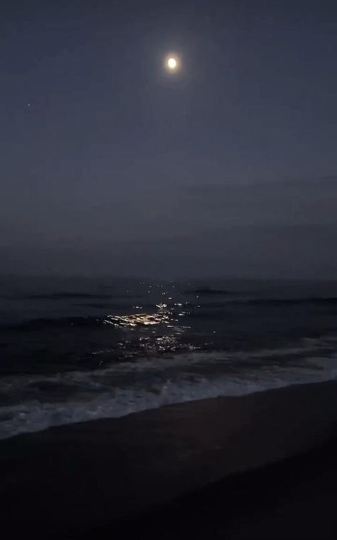 Night Beach Instagram Story, Beach Night Photography, Night Vibes Instagram Story, Dagat At Night, Beach Snapchat Stories Night, Moon Videos Night, Moon On Beach, Night Moon Videos, Moon Story Instagram