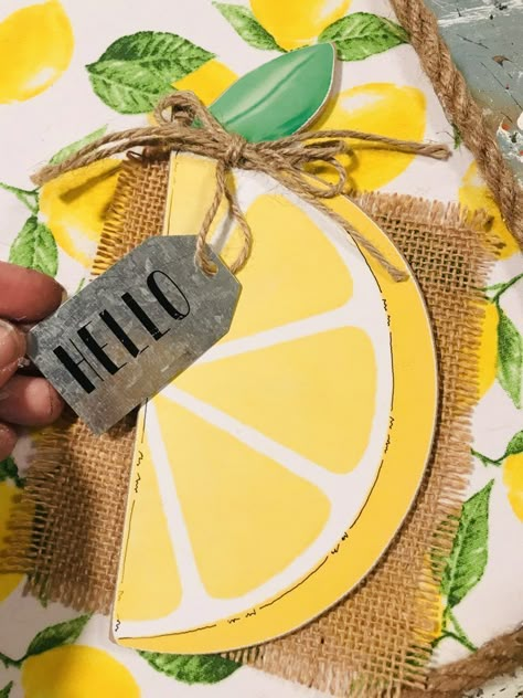 Lemon And Lime Decor, Lemon Welcome Sign, Lemon Crafts Diy, Lemon Decor Ideas, Lemon Canvas, Farmhouse Spring Decor, Lemon Diy, Diy Summer Decor, Diy Lemonade