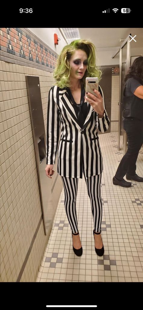 Bettle Juice Outfits Women, Beatle Juice Halloween Costume, Bettle Juice Outfits, Beetlejuice Cosplay, Female Beetlejuice Costume, Diy Adult Halloween Costumes, Beatle Juice, Halloween Juice, Beetlejuice Costume