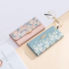 35 + Latest & Trendy Women Wallet Purses Designs | Wallet Bags For Ladies | Hand Bags Ideas so this video we will discuss about some of the best latest & trendy women wallet purses design so like share and subscribe Personalized Purse, Woman Wallet, Wallets For Girls, Sweet Fashion, Handbag Storage, Floral Printing, Women's Wallets, Cute Wallets, Clutches For Women