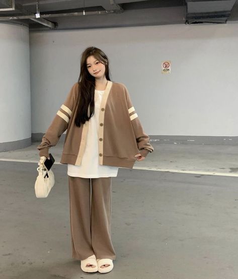 Mode Ulzzang, Outfit Korean Style, Hijabi Fashion Casual, Korean Casual Outfits, Traje Casual, Blogger Template, Aesthetic Style, Korean Girl Fashion, Korean Music