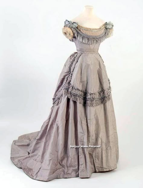 Evening dress, 1871. Light purple silk. Bath Fashion Museum Twitter 1800s Clothes, 1870s Dress, History Bounding, Gaun Abad Pertengahan, Historical Gowns, Historical Sewing, Fashion Museum, 1870s Fashion, Antique Dresses