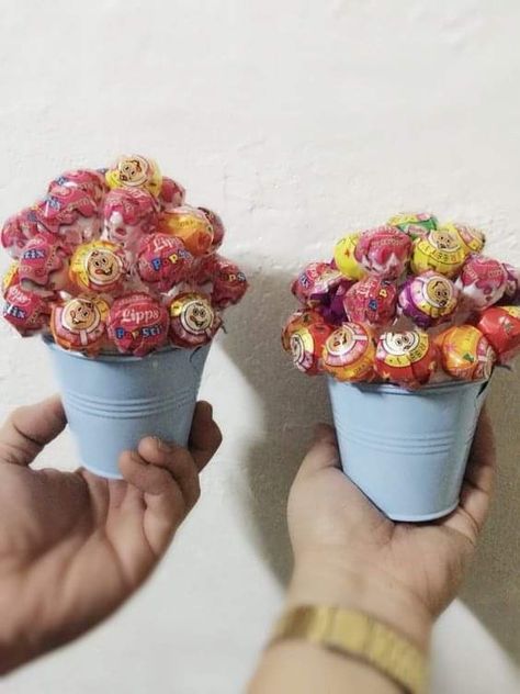 Lollypop Bouquet Diy, Lollipop Arrangements, Lollipop Bouquet Diy, Party Table Centerpieces Diy, Lollipop Gift Ideas, Chuches Ideas, Lollipop Ideas, Sucker Bouquet, Diy Lollipop