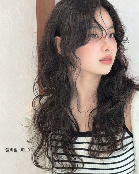 Asian Hair Perm, Wavy Mid Length Hair, Long Hair Perm, Korean Hair Color, Red Hair Inspo, Hair Inspiration Long, Layered Haircuts For Medium Hair, Hairstyles For Layered Hair, Peinados Fáciles Para Cabello Corto