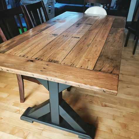 Pallet board table top Pallet Board Table, Cool Table Top Ideas, Pallet Wood Table Top, Barnwood Dining Table, Pallet Table Top, Harvest Tables, Refurbishing Furniture, Barn Table, Table Palette