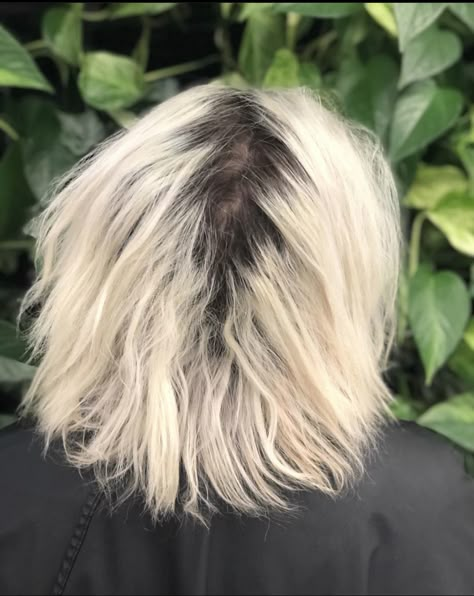 Bleach With Shadow Root, Short Blonde Hair With Dark Roots, White Hair Dark Roots, Bleach Blonde Hair With Dark Roots, Blonde Hair With Black Roots, Bleached Hair Dark Roots, Dark Roots To Blonde, Bleached Hair With Dark Roots, Blonde Hair Dark Roots