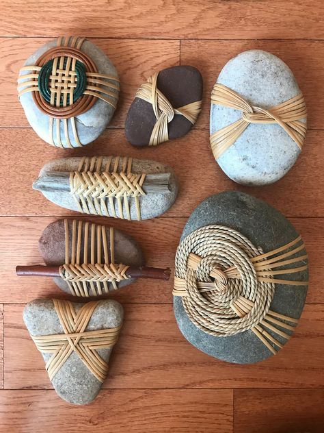 Wrapped Rocks, Aesthetic Rock, Tre Kunst, Simpul Makrame, Stones Aesthetic, Art Pierre, Stone Wrapping, Rock Painting Designs, Stone Crafts