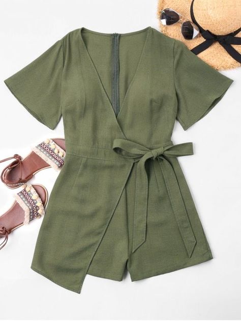 Casual Beach Outfit, Green Romper, Striped Rompers, Jumpsuit Fashion, Girls Fashion Clothes, Fashion Classy, Summer Looks, Low Cut, Army Green