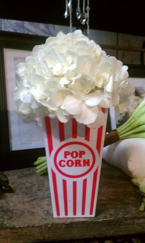 Adorable popcorn "vase" with hydrangias Popcorn Flower Centerpiece, Popcorn Centerpiece Ideas, Popcorn Box Centerpieces, Disney Popcorn Bucket, Popcorn Cups, 1950s Rock And Roll, Rock N Roll Party, Popcorn Bucket, Gala Ideas