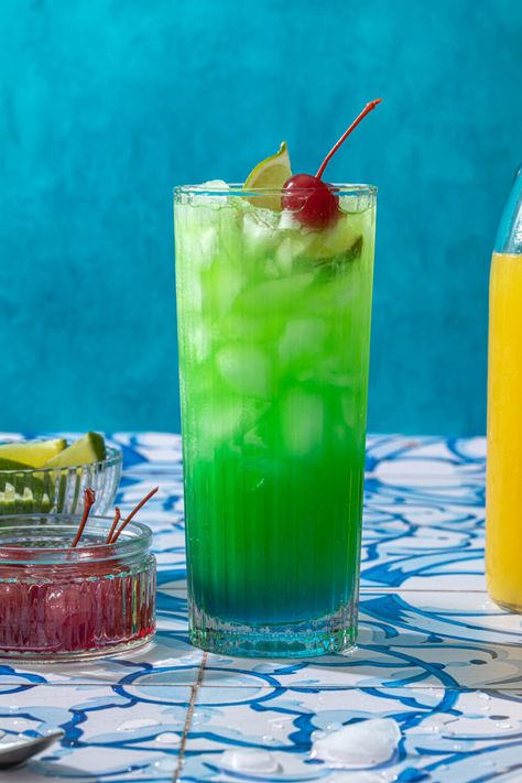 Melon Cocktail Recipes, Mermaid Water Drink, Tipsy Mermaid, Drink Garnish, Disney Inspired Cocktails, Blue Curacao Liqueur, Mermaid Drink, Liqueur Drinks, Rum Cocktail Recipes