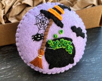 Felt Halloween Decorations, Felt Halloween Ornaments, Halloween Felt Crafts, Moldes Halloween, Halloween Haunted House Decorations, Fall Ornaments, Halloween Ghost Decorations, Haunted House Halloween, Halloween Wood Crafts