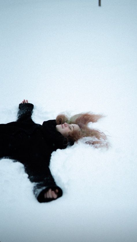 Snow Self Portrait, Winter Photography Aesthetic, Outside Winter Photoshoot, Snow Photoshoot Aesthetic, Cute Winter Photoshoot Ideas, Winter Film Photography, Snow Photography Ideas, Soft Winter Aesthetic, Photoshoot In Snow