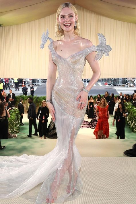 Elle Fanning's Balmain organza dress for the 2024 Met Gala looks like a fantastical design made of glass. See more wedding fashion trends from the 2024 Met Gala at the link. Drop Waist Gown, Met Gala Outfits, Met Gala Dresses, Met Gala Red Carpet, Chloe Sevigny, Fashion Fail, Hollywood Fashion, Gala Dresses, Elle Fanning