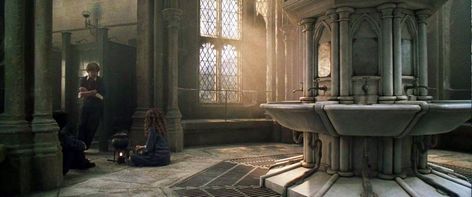 Hogwarts Bathroom, Hogwarts Interior, Harry Potter Bathroom, Moaning Myrtle, Chris Columbus, Images Harry Potter, Hogwarts Aesthetic, Slytherin Aesthetic, Chamber Of Secrets