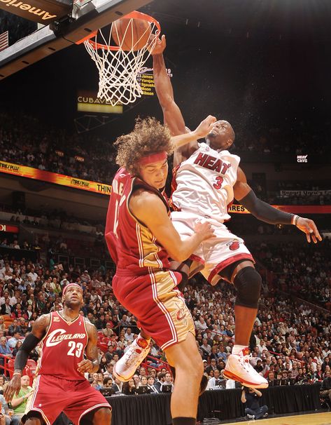 Dwayne Wade, one of the best slashers in NBA history, shows how dominant he can be despite only being 6'4" as he throws it down over 6'11" Anderson Varejao. I wonder if this dunk is why LeBron left Cleveland to come to Miami. Best Dunks, Heat Basketball, Dwayne Wade, Basketball Players Nba, I Love Basketball, Nba Miami Heat, Basketball History, Sport Nutrition, Nba Live