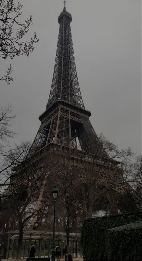 Dark France Aesthetic, Dark Coquette Aesthetic Pictures, Francese Aesthetic, Dark Eiffel Tower, Paris Aesthetic Dark, Paris Dark Aesthetic, Old Paris Aesthetic, Dark Paris Aesthetic, Paris Dark Academia