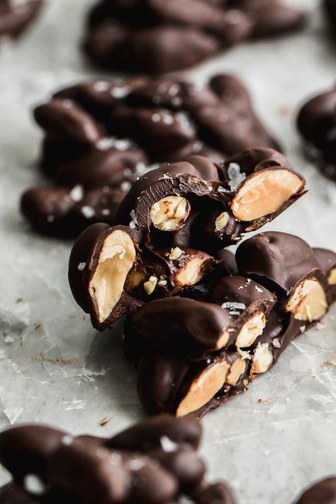 Dark chocolate almond clusters! Chocolate Almond Clusters, Almond Clusters, Chocolate Clusters, Butter Desserts, Dark Chocolate Recipes, Easy Holiday Treats, Pasta Casera, Chocolate Covered Almonds, Dark Chocolate Almonds