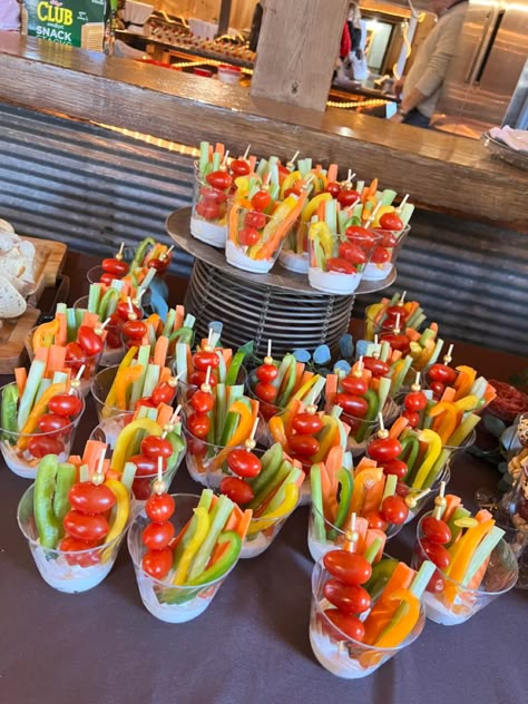 Inflatable Serving Bar Ideas, Birthday Food Menu Ideas, Catering Plates Ideas, Farmers Market Snacks, Farmers Market Party Food, Veggie Cups For Party, Veggie Catering, Veggie Cups With Dip, Farmers Market Party