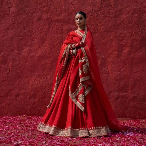 Sabyasachi Lehenga Bridal, Sabyasachi Bridal, Latest Bridal Lehenga, Bridal Dupatta, Sabyasachi Lehenga, Indian Outfits Lehenga, Wedding Lehenga Designs, Indian Bride Outfits, Bridal Lehenga Collection