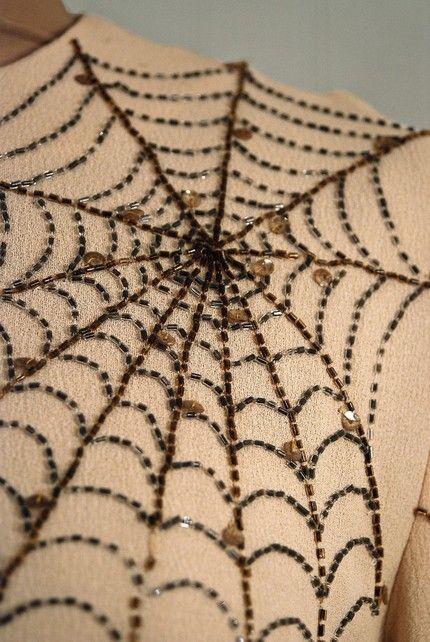 Jack Herzog 1940s spiderweb dress detail Spider Inspired Fashion, Spiderweb Dress, Creepy Fashion, Bone Bordado, Spooky Fashion, Vintage Spider, Alabama Chanin, Beaded Spiders, Spider Webs