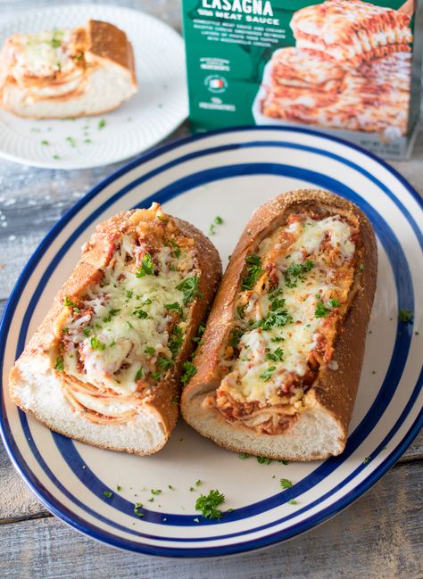 Lasagna Bread Boat, Lasagna Stuffed Garlic Bread Recipe, Leftover Spaghetti Recipe, Pasta Bread Bowl, Garlic Bread Lasagna, Lasagna Bread, Bread Lasagna, Leftover Lasagna, Stuffed Garlic Bread