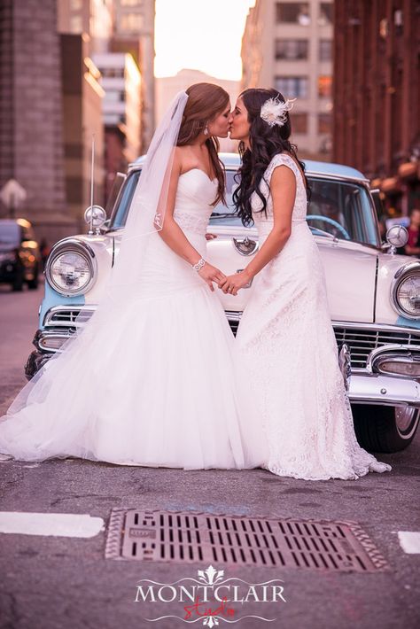 20 fotos de bodas lésbicas que te alegrarán el alma Bicycle Built For Two, Queer Weddings, Woman Loving Woman, Boda Mexicana, Lgbt Wedding, Two Brides, Lgbt Love, Lgbtq Wedding, Lesbian Wedding