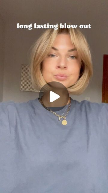 laura wittek 🧚🏼 on Instagram: "> LONG LASTING BLOW OUT <   #hairtutorial#hairreels#shorthairstyle#shorthairblowdry#blowoutstyles#germanfashionblogger#frankfurtblogger" Short Hair With Fringe Hairstyles, Blow Wave Short Hair, How To Blow Dry Bob Haircut, How To Blow Dry A Bob Haircut, Blowout Short Hair Tutorial, Bob Blowout Tutorial, How To Blowdry Short Hair, Haircuts Fall 2024, Blow Dry Bob