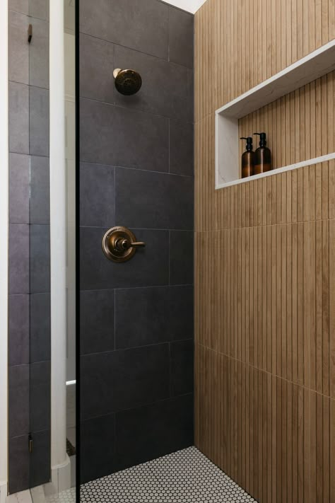 Brown Shower Tile, Bathroom Scandi, Bathroom Interior Decor, Wood Tile Shower, Black Tile Bathrooms, Wood Tile Bathroom, Bathroom 2024, Maple Brown, Bath Redo